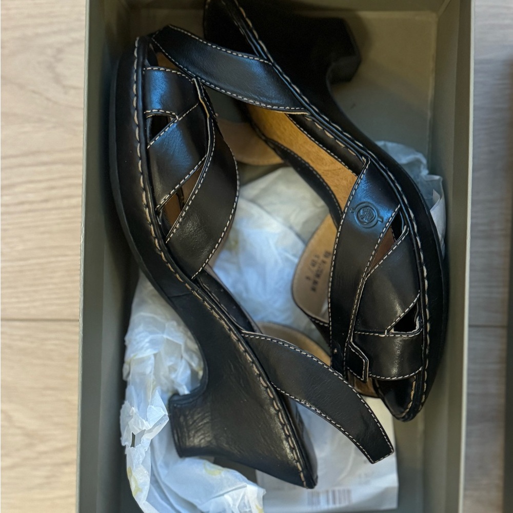 Born Black Women's Sandals (NEW IN BOX)